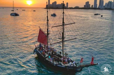 Profitez d’un coucher de soleil magique sur la baie de cartagena à bord d’un vrai bateau pirate, avec open bar, spectacle de canon et vues imprenables sur la ville. déguisements de pirate et éq