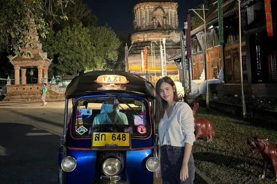 Déjate llevar por las luces de chiang mai y sus templos iluminados en un tour nocturno en tuk-tuk con guía local, cena callejera y tiempo para recorrer el night bazaar.