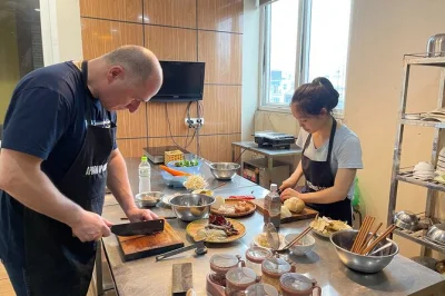 Descubre los mercados de hanoi, cocina 5 platos vietnamitas que elijas y comparte una cena con un chef local. clase privada con compra de ingredientes y cena incluida.