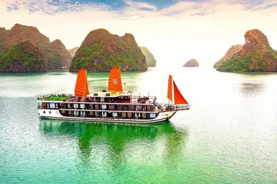 Disfruta el amanecer en la bahía de halong, navega en kayak entre islas de piedra caliza, aprende a cocinar platos vietnamitas y saborea mariscos frescos en este crucero nocturno con traslado desde h