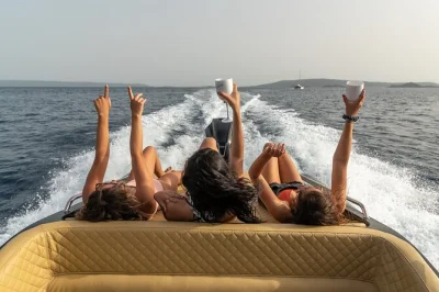 Explore a blue lagoon na croácia com suas águas cristalinas, passeie pelas ruas de trogir e relaxe na ilha de Šolta. inclui barco privado, skipper local, água mineral e roteiro flexível.