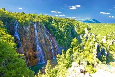 Traslado privado de zagreb a zadar con visita guiada a los lagos de plitvice. evita las colas, disfruta de la recogida en el hotel y explora el parque unesco de croacia con comodidad.