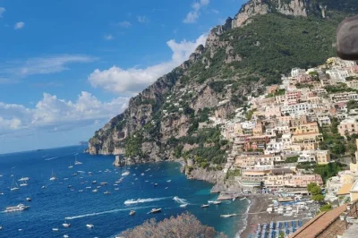 Erlebe die farben und düfte der amalfiküste bei einem tagesausflug von neapel nach positano & amalfi mit flexiblen stopps, freizeit in beiden orten und einer reisebegleitung an bord.