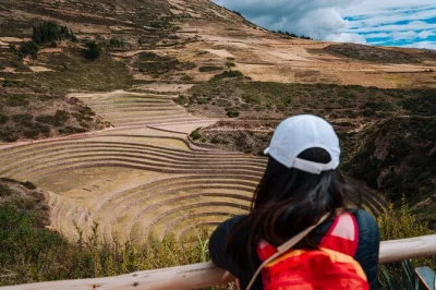 Découvrez les terrasses anciennes, savourez un déjeuner andin à urubamba et explorez les bassins salés de maras lors d’une excursion d’une journée dans la vallée sacrée au départ de cusco 
