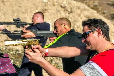 Desfrute de um tiroteio com quatro armas poderosas no deserto de las vegas, com guia especializado. inclui transporte privativo, fotos e vídeos em hd, e almoço no in-n-out burger.