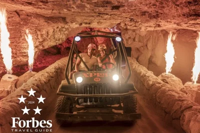 Sinta a emoção de descer tirolesas ao pôr do sol, nadar em cenotes, explorar trilhas na selva e aproveitar buffet ilimitado no xplor park. equipamento e equipe de segurança inclusos.