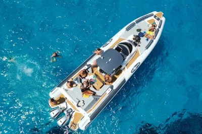 Desde trapani, navega en grupo pequeño a favignana y levanzo, nada en cala azzurra, haz snorkel en calas secretas, prueba snacks sicilianos y descubre la vida local con guía experto.