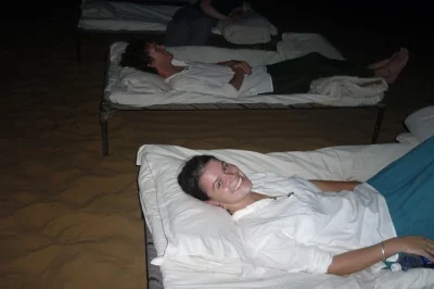 Vivez une nuit sous les étoiles du désert du thar près de jaisalmer après une balade à dos de chameau. transfert, dîner au feu de camp et retour au lever du soleil avec guides locaux inclus.