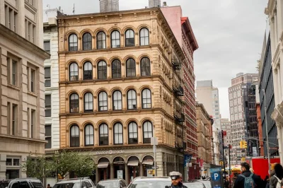 Explore soho, little italy e chinatown com um guia local, prove cannoli e dumplings tradicionais, e descubra histórias únicas dos bairros. tour guiado com paradas flexíveis para comida.