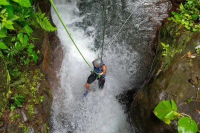 Sinta a adrenalina do canyoning e rapel em cachoeiras perto do vulcão arenal, atravesse o rio de tirolesa e finalize com um almoço típico da costa rica. inclui transporte e guias.