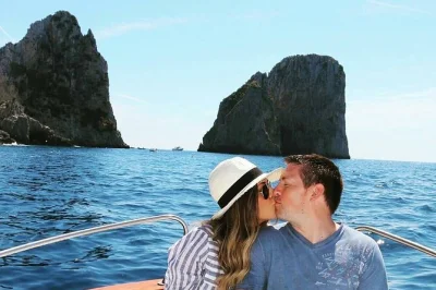 Sinta a vibe de capri num passeio de barco privado com uma dupla pai e filho. nade, brinde com prosecco e passe pelos faraglioni — inclui bebidas e toalhas.