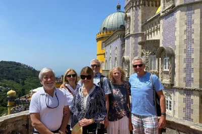 Descubre los palacios de sintra, camina por los acantilados de cabo da roca y explora cascais en una excursión en grupo pequeño desde lisboa con entradas y recogida incluidas.