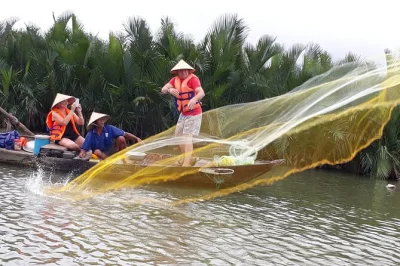 Découvrez hoi an au fil de l’eau avec un cours de cuisine pratique, une balade en panier en bambou au cœur des cocotiers, et une initiation à la pêche locale—avec transfert hôtel et déjeuner