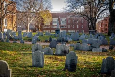 Scopri le strade infestate di boston con una guida locale, ascolta storie di fantasmi vere, visita granary burying ground e boston common. tour guidato con accesso facile.