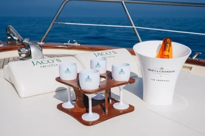 Explore a costa de capri em um passeio de barco privado saindo de sorrento, nade perto dos faraglioni, visite a gruta azul e relaxe com petiscos e bebidas—com transfer e skipper local incluídos.