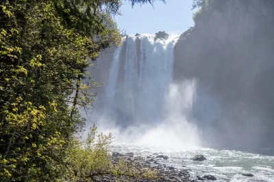 Découvrez la fraîcheur de snoqualmie falls, randonnez jusqu’à twin falls en pleine forêt verdoyante, et profitez d’une matinée dans les cascades avec transport inclus pour une escapade sans s