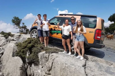 Comece provando azeite fresco, depois explore a planície de lassithi em creta, vilarejos antigos, olaria e um almoço típico — inclui transporte, guia local e veículo com ar-condicionado.