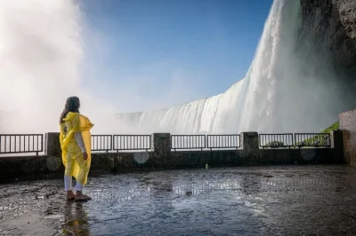 Scopri le cascate del niagara con un giro in barca niagara city cruises, una passeggiata con guida locale e un’emozionante discesa dietro il fragore delle cascate—biglietti inclusi e opzione ingre