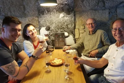 Scopri porto con una guida locale, assaggia 9 vini porto e douro in tre cantine storiche e ascolta le storie dietro ogni calice. degustazioni incluse.