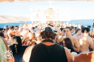 Vive la energía de la fiesta en barco original de split: baila, nada en la laguna azul y disfruta de un after party con entrada gratis al club. incluye bebida de bienvenida y recogida.