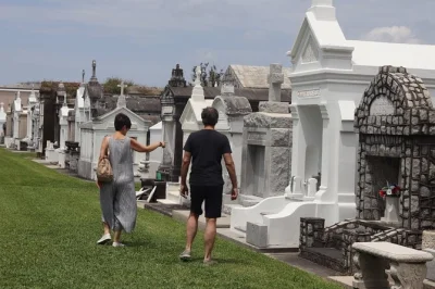 Descubre new orleans con un tour privado guiado por un músico de jazz local, recorriendo murales, barrios históricos y disfrutando de beignets recién hechos.