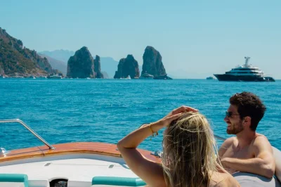 Descubre capri en un paseo en barco desde sorrento: nada en sus grutas, prueba limoncello casero y disfruta un almuerzo caprese. grupo pequeño, patrón en inglés y traslado incluido.