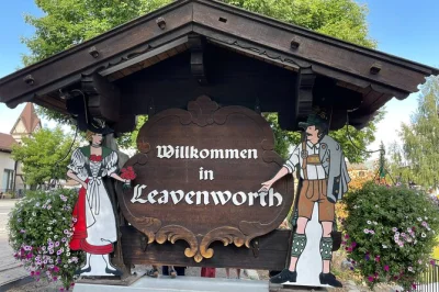 Découvrez leavenworth en une journée depuis seattle : photos avec bigfoot, espresso sur un vrai plateau de tournage, et deux heures pour flâner dans cette ville bavaroise. navette et snacks inclus.