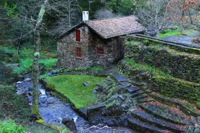 Scopri il fascino tranquillo dei villaggi di ardesia del monte lousa con un tour offroad guidato, trekking, fauna selvatica e pick-up da coimbra. gruppi piccoli, attività incluse.