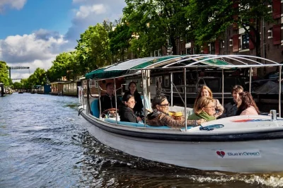 Navegue pelos canais de amsterdam em um passeio privado com bebidas inclusas, guia local ao vivo e rotas flexíveis. cruzeiro ecológico com comentários ao vivo.
