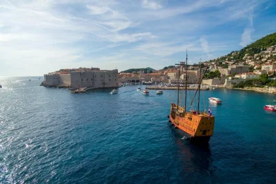 Dubrovnik, game of thrones drehorte: genieße einen dragon blood cocktail an bord der karaka, segle an king's landing vorbei und entdecke die altstadt bei einer geführten tour mit insidergeschichten.