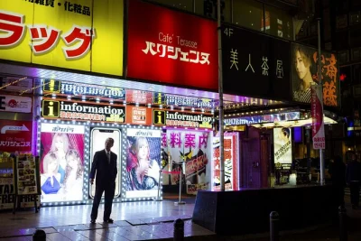 Explore tóquio iluminada por neon com um tour fotográfico noturno por shinjuku, kabukicho e shibuya crossing, guiado por fotógrafo profissional. inclui viagens de trem local.