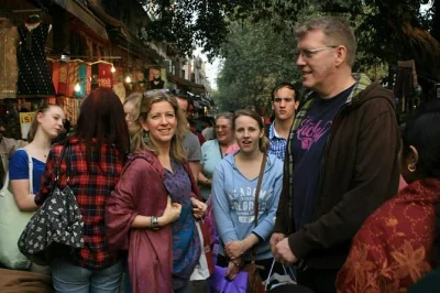 Découvrez varanasi en 3 jours : balade en bateau au lever du soleil sur le gange, cérémonie du soir aarti, visite de sarnath, promenade au marché aux épices. guide local. hébergement non inclus.