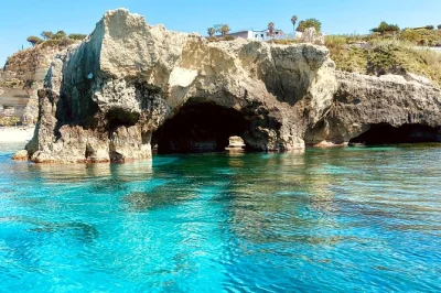 Tropea, capo vaticano e santa domenica: nade em águas cristalinas, explore grutas marinhas e aproveite um aperitivo calabrês num passeio de barco. equipamento de snorkel e guia local incluídos.