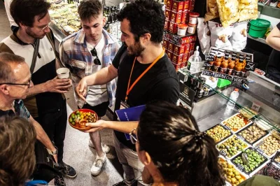 Découvrez les marchés colorés de barcelone, goûtez aux saveurs locales avec un guide, et terminez par une dégustation intime de vin et fromage. options avec dégustations incluses et en groupe.