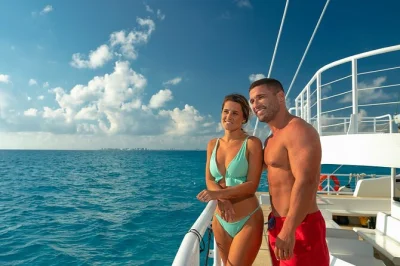 Descubra cancún e isla mujeres em um passeio de catamarã com snorkel no recife el meco, acesso a beach club, almoço buffet e vista incrível da torre escénica. inclui traslado.