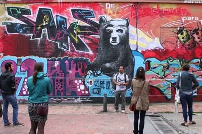 Découvrez le centre historique de bogotá avec un guide local. visitez la candelaria, monserrate, le musée botero et bien plus lors de cette visite privée.