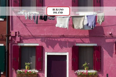 Explore as ilhas de veneza em um barco de madeira vintage: veja a arte do vidro em murano, as casas coloridas de burano e os mosaicos antigos de torcello com guia e transporte incluídos.