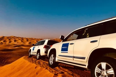 Desierto de dubái, dunas rojas, paseo en camello y sandboard, cena bbq bajo las estrellas, recogida en hotel y guía local. vive el auténtico safari nocturno.