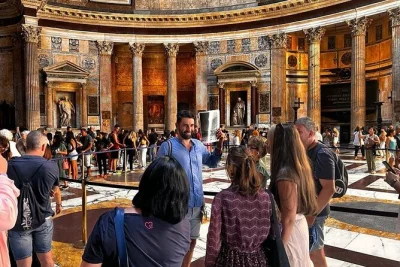 Entra nel pantheon di roma senza fare la fila, in piccolo gruppo con guida appassionata. scopri storie nascoste, il gioco di luci della cupola e ascolta tutto chiaramente con le cuffie.
