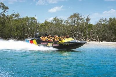 Gold coast broadwater erleben: jetboot fahren vorbei am southport yacht club, luxusvillen auf sovereign island & delfine entdecken. 1 stunde voller action und natur.