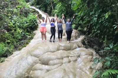 Descubre chiang mai con guía local: sube al templo doi suthep, recibe la bendición de un monje y disfruta de la cascada pegajosa bua tong. tour privado con almuerzo y recogida incluida.