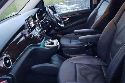 Transfer privado de galway para dingle em uma mercedes v class. motorista licenciado, wifi, água engarrafada e conforto porta a porta. reserve sua viagem sem estresse.