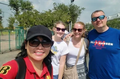 Start your bangkok day with a local guide, see the grand palace, wat pho, and chinatown. includes hotel pickup and flexible stops for a truly personal tour.