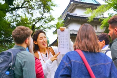 Descubra o palácio imperial de tóquio, seus jardins escondidos e histórias de samurais com um guia local. tour a pé em grupo pequeno, sem dress code.