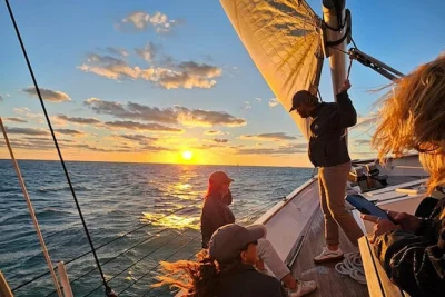 Profitez d’une croisière au coucher du soleil à key west à bord de la goélette america 2.0, avec bar ouvert, amuse-bouches et vues sur fort zachary et sunset pier. embarquement facile inclus.
