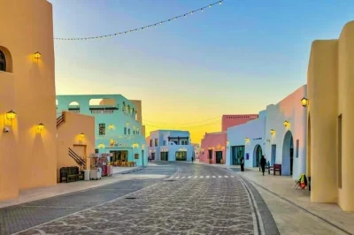Entdecke doha bei einer halbtägigen tour – schlendere durch den souq waqif, bestaune the pearl und erkunde das katara cultural village mit lokalem guide. inkl. abholung & getränken.