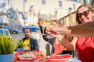 Descubre alfama en lisboa con un tour en segway para grupos pequeños, probando pastel de nata y licor de cereza, con guía local, equipo y vistas increíbles.