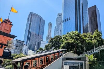 Descubre el corazón de downtown la con un tour guiado de arte y arquitectura: sube en angels flight, explora grand central market y entra al icónico bradbury building. grupos pequeños.
