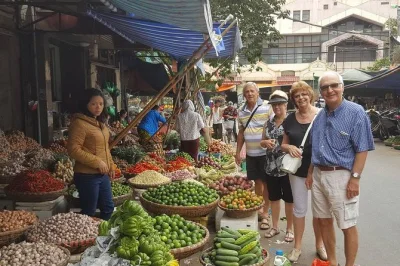 Explore o old quarter de hanoi com um guia local, provando comida vegana de rua, visitando o mercado dong xuan e terminando com café vietnamita. inclui traslado.