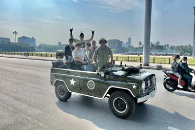 Siente el pulso de hanoi en un jeep militar vintage—visita train street, el puente long bien y el barrio antiguo con guía. incluye recogida, parada para café y relatos locales.